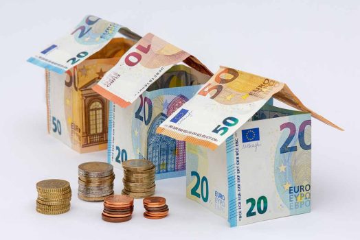 Trois maisons faites en billets de 10, 20, et 50 euros, avec que